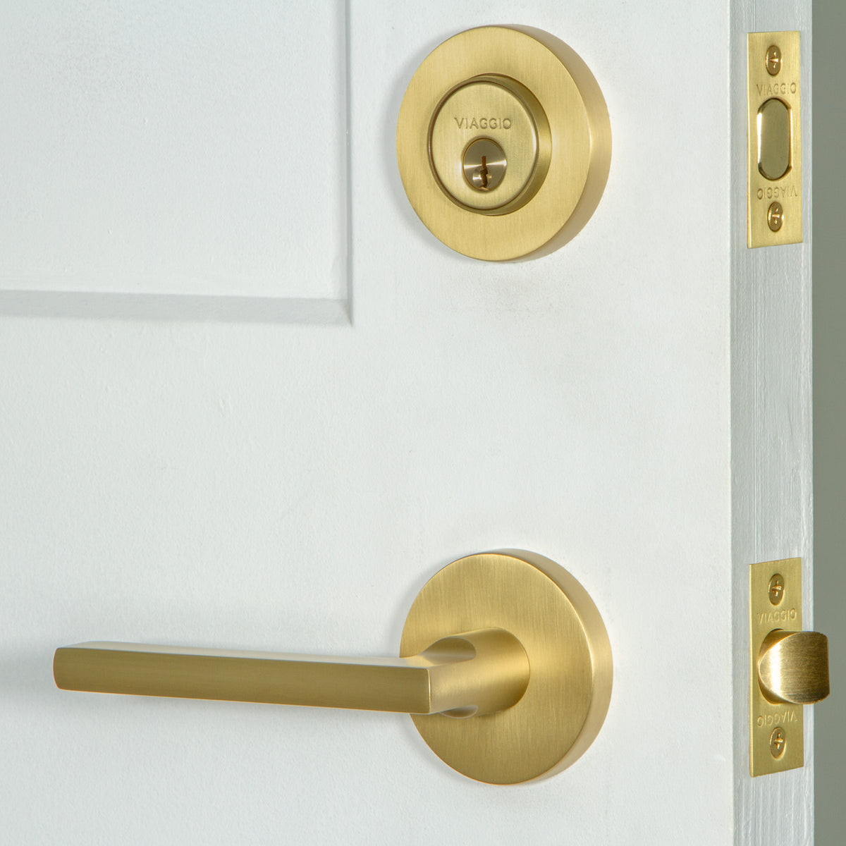 Circolo Rosette Entry Set with Milano Lever in Satin Brass