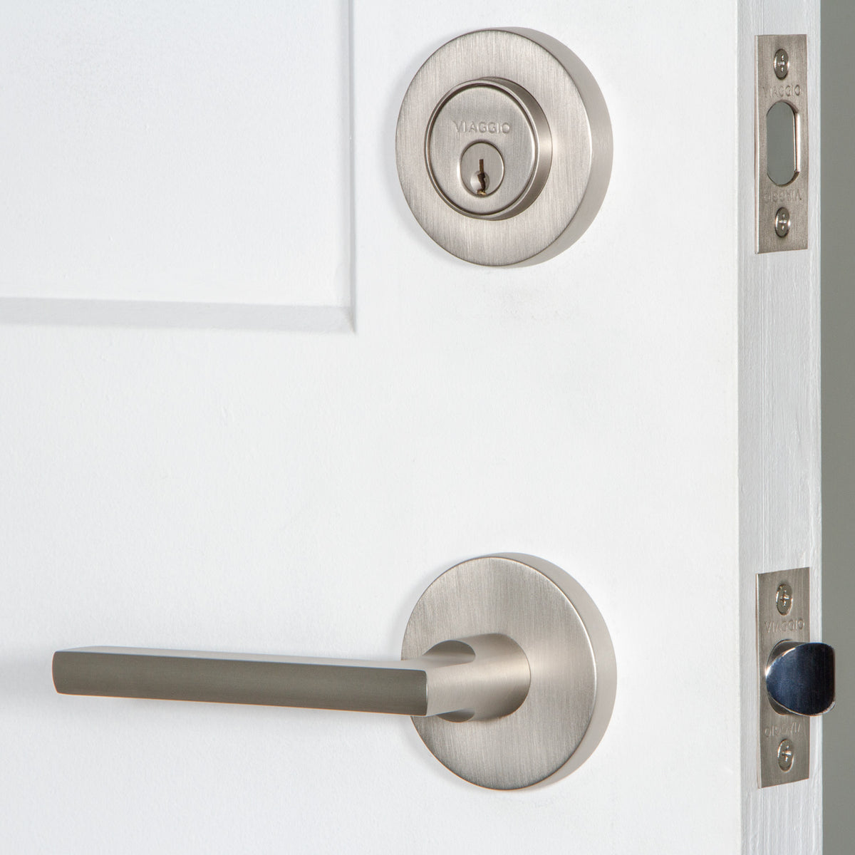 Circolo Rosette Entry Set with Milano Lever in Satin Nickel