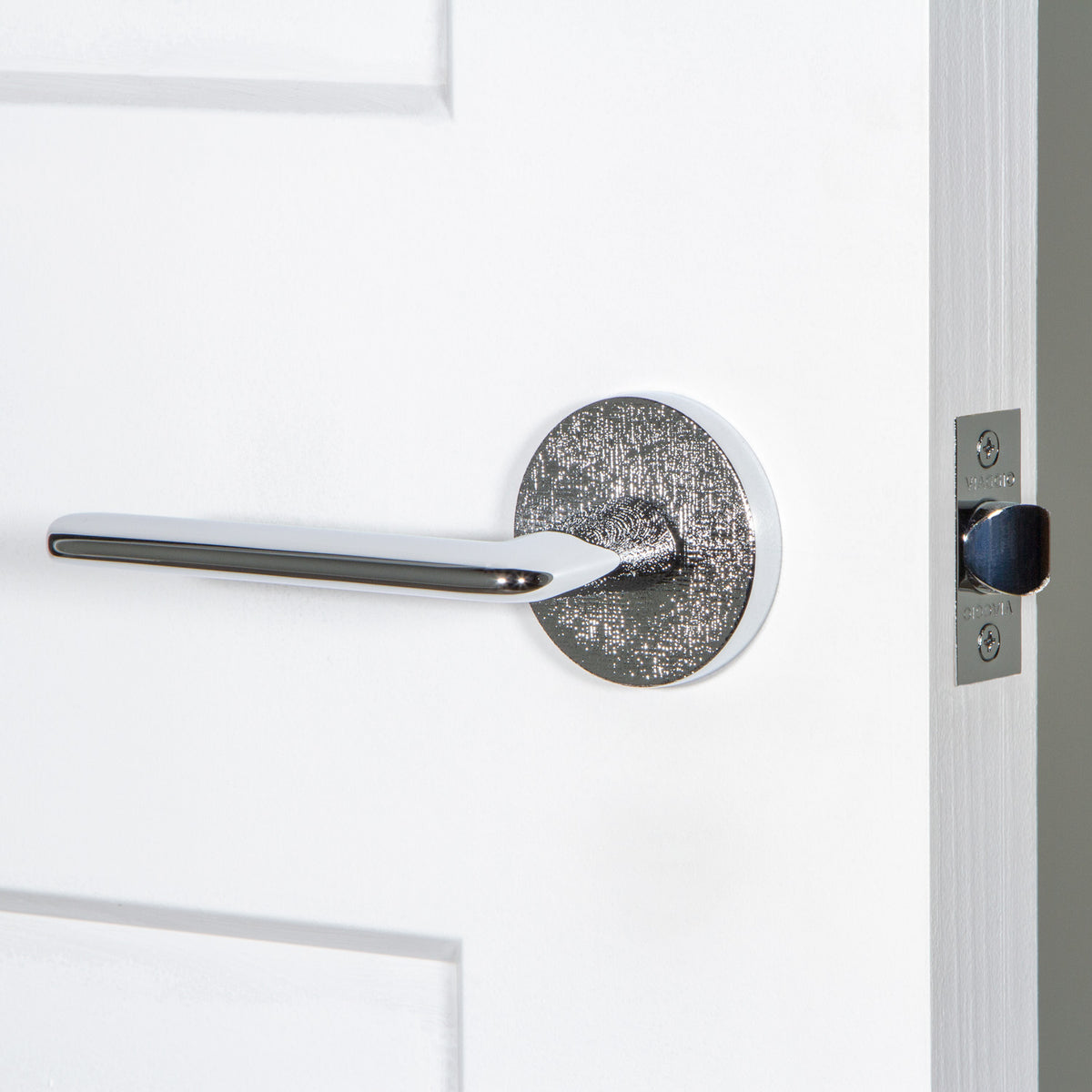 Circolo Linen Rosette with Brezza Lever in Bright Chrome
