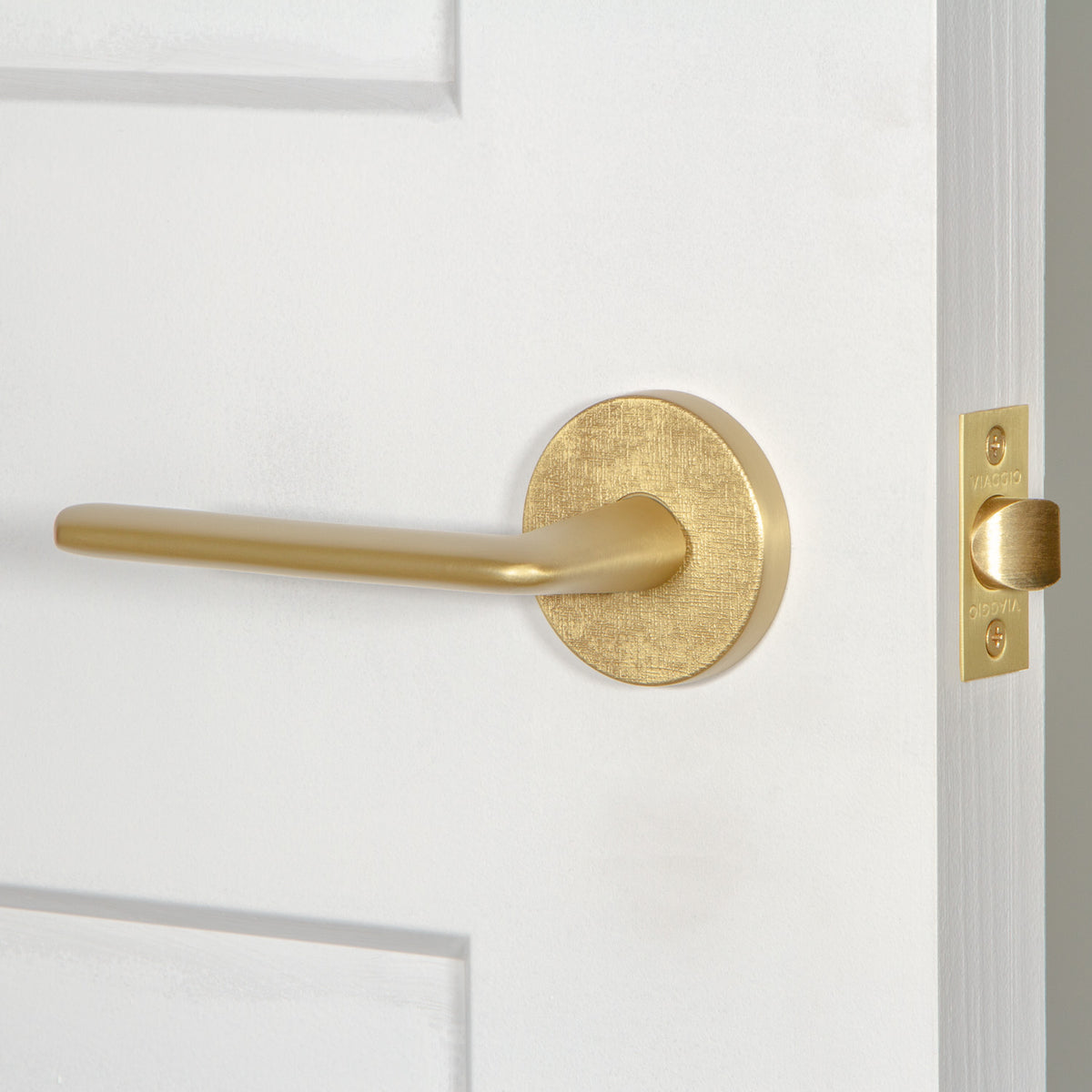 Circolo Linen Rosette with Brezza Lever in Satin Brass