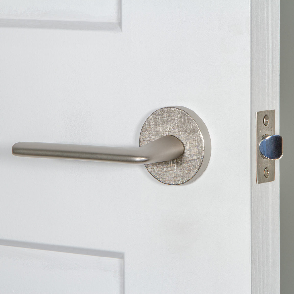 Circolo Linen Rosette with Brezza Lever in Satin Nickel