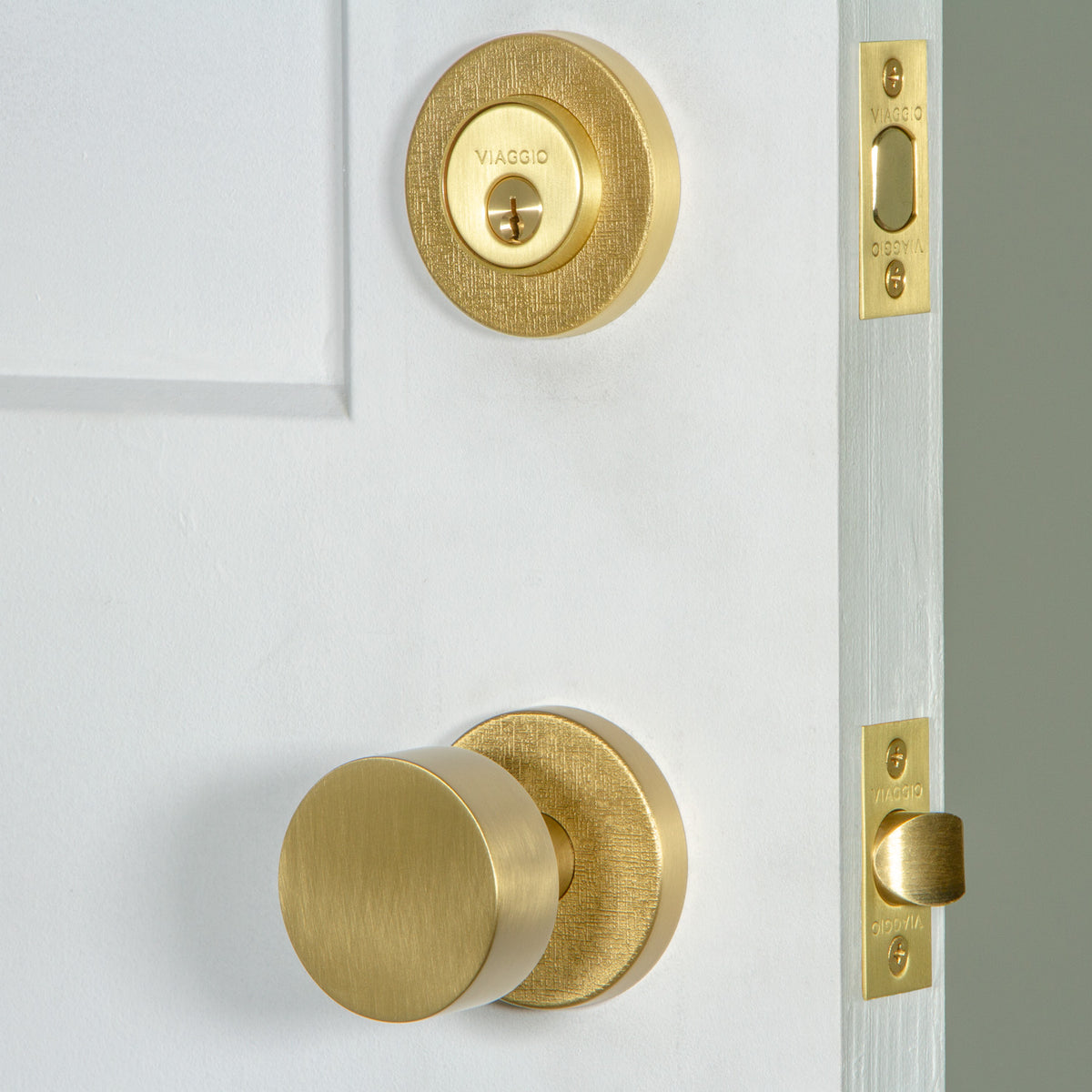 Circolo Linen Rosette Entry Set with Circolo Knob in Satin Brass