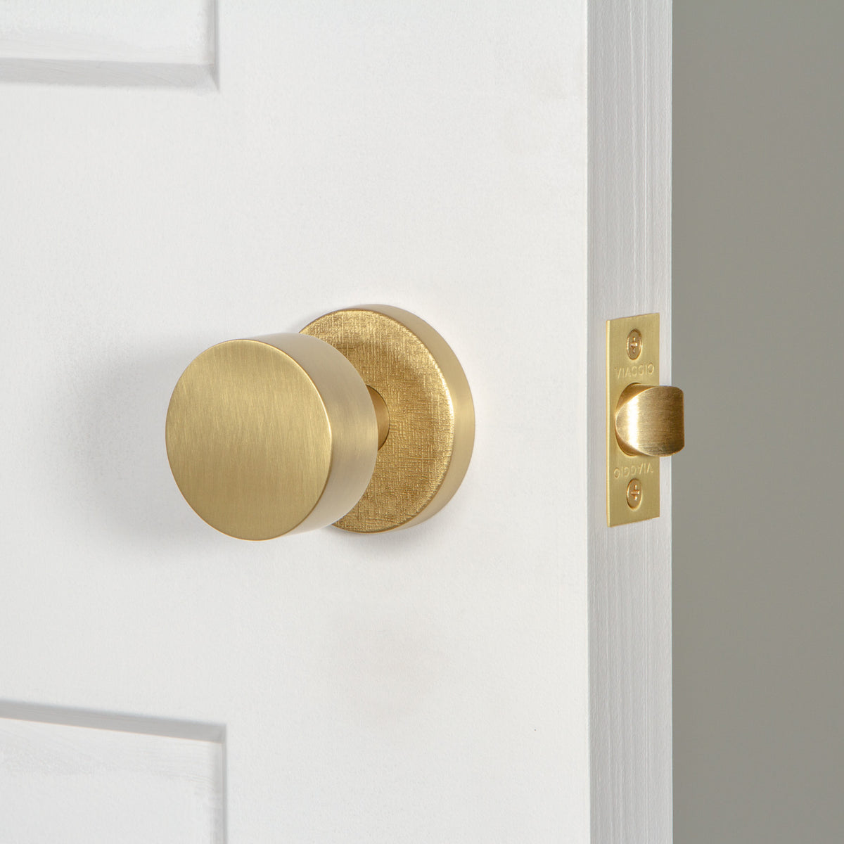 Circolo Linen Rosette with Circolo Knob in Satin Brass