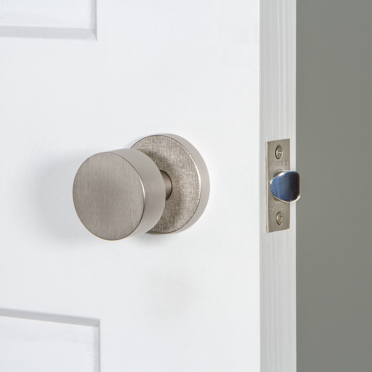 Circolo Linen Rosette with Circolo Knob in Satin Nickel