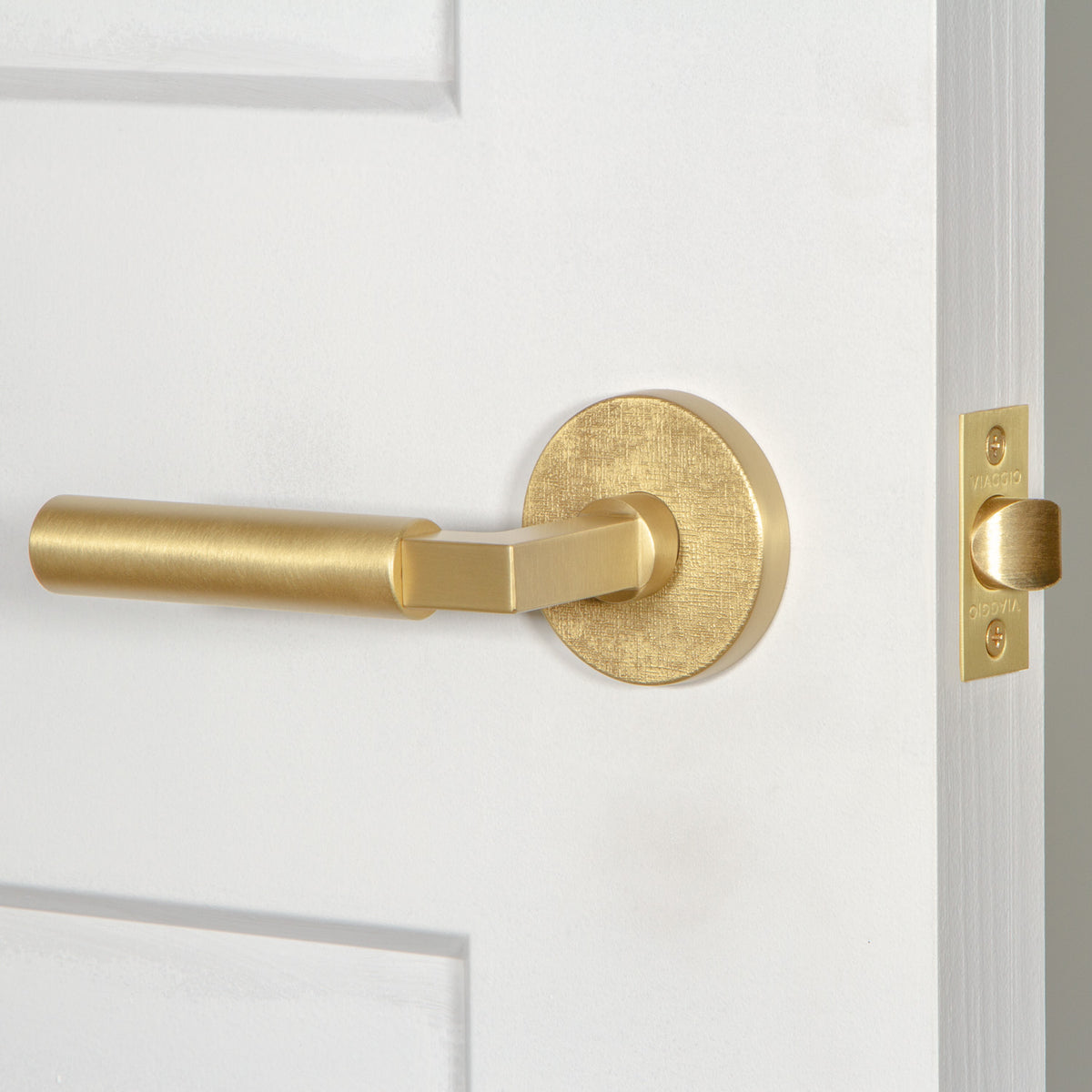 Circolo Linen Rosette with Contempo Lever in Satin Brass