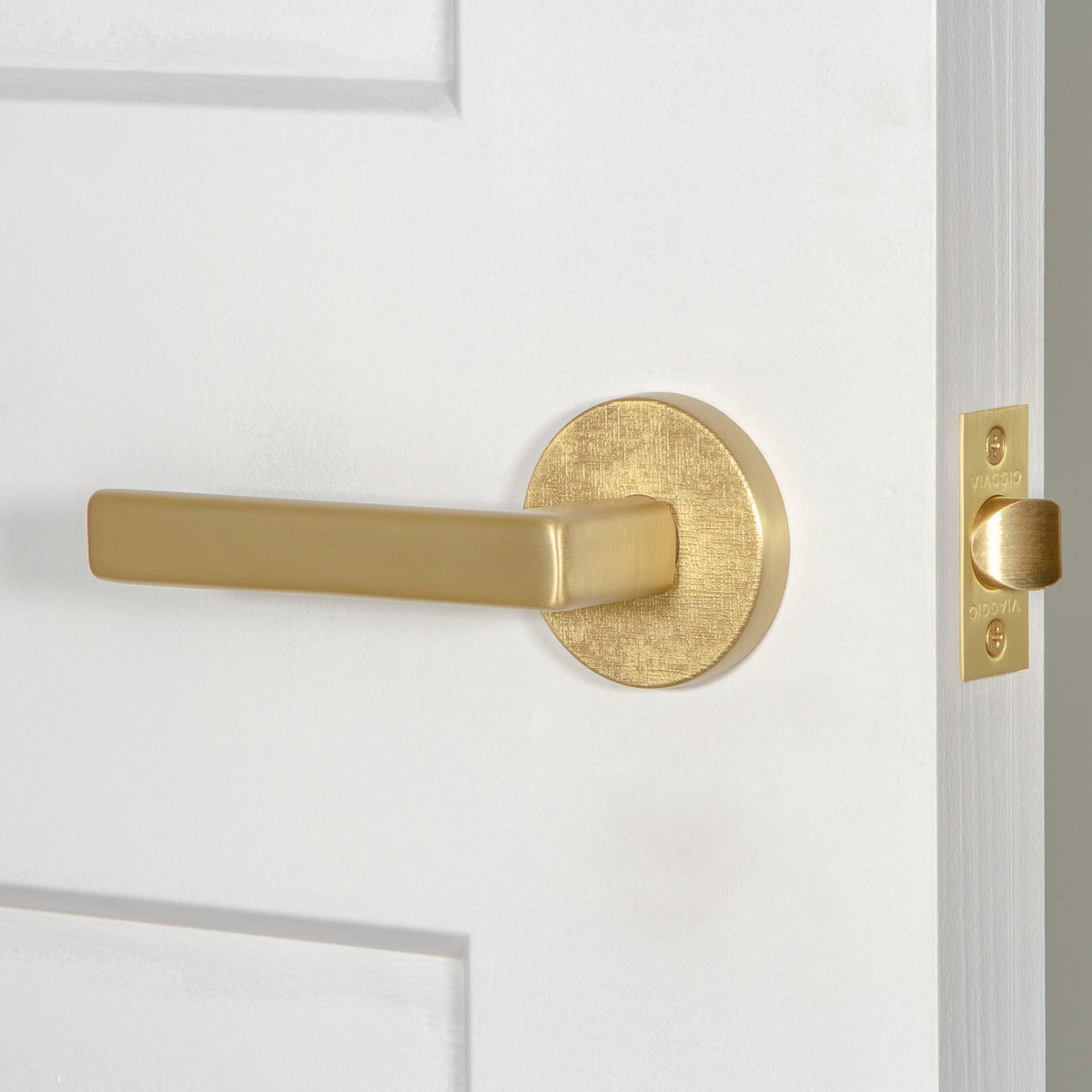 Circolo Linen Rosette with Lusso Lever in Satin Brass