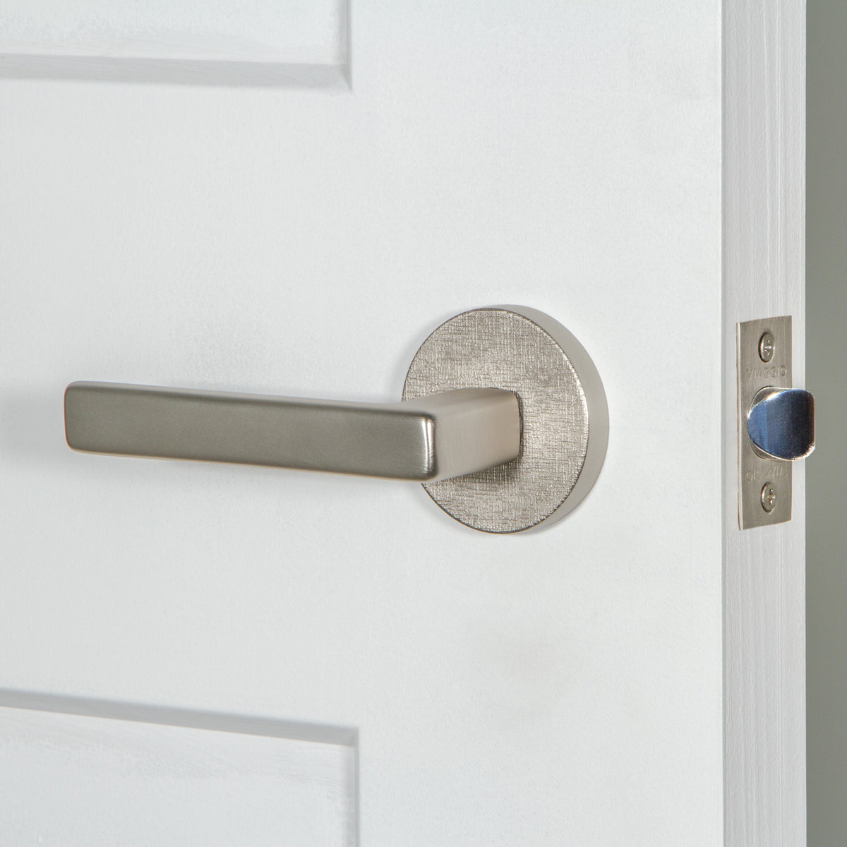 Circolo Linen Rosette with Lusso Lever in Satin Nickel