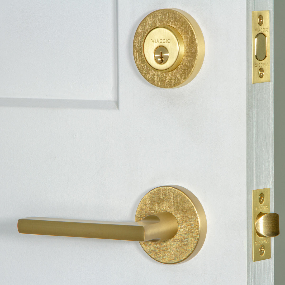 Circolo Linen Rosette Entry Set with Milano Lever in Satin Brass