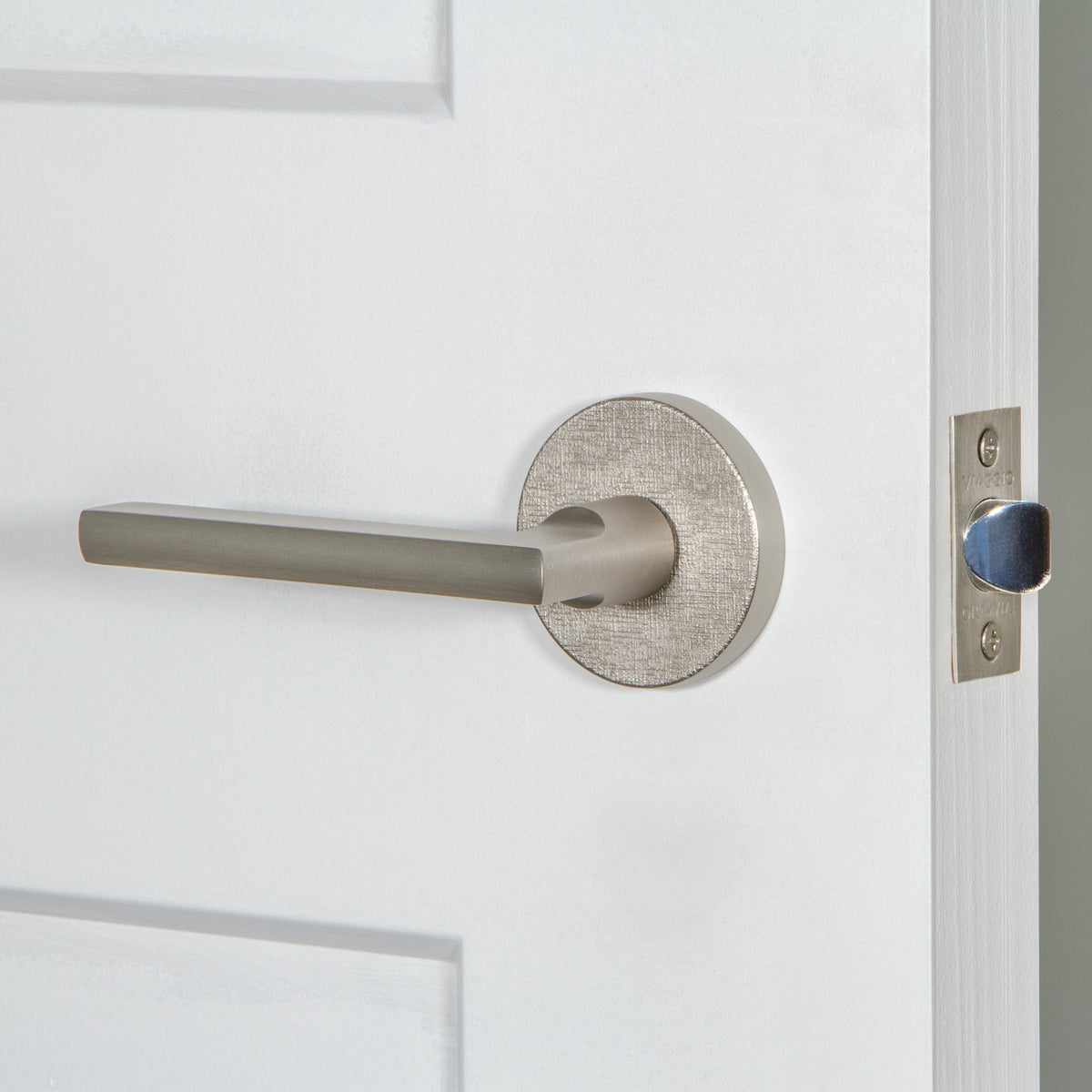 Circolo Linen Rosette with Milano Lever in Satin Nickel