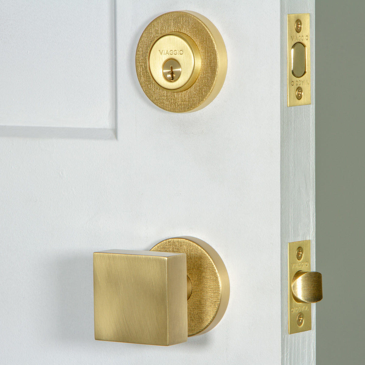 Circolo Linen Rosette Entry Set with Quadrato Knob in Satin Brass