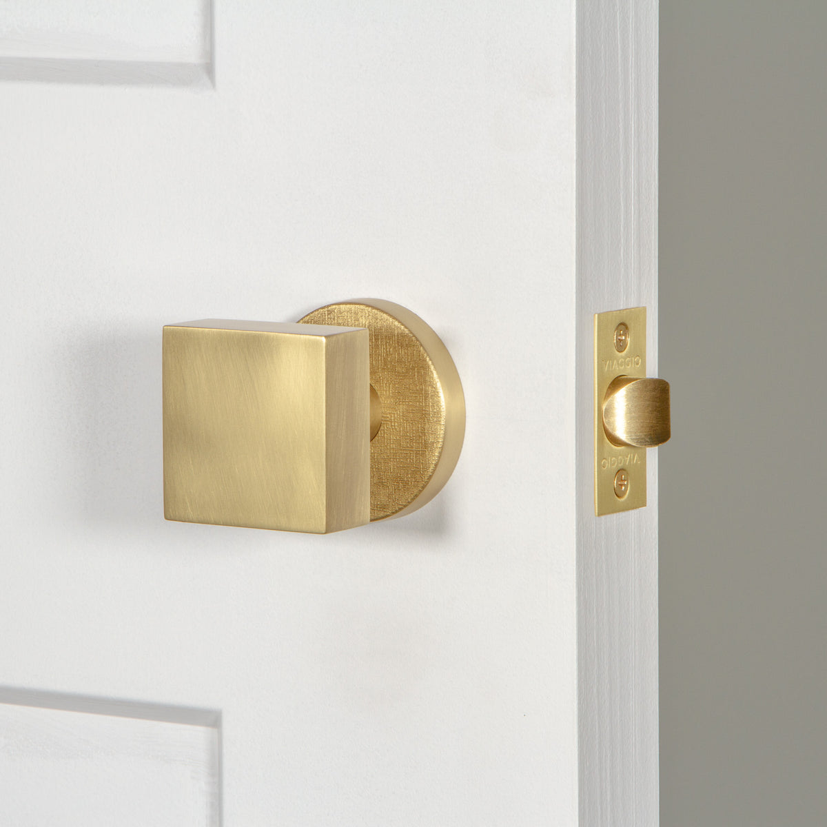 Circolo Linen Rosette with Quadrato Knob in Satin Brass