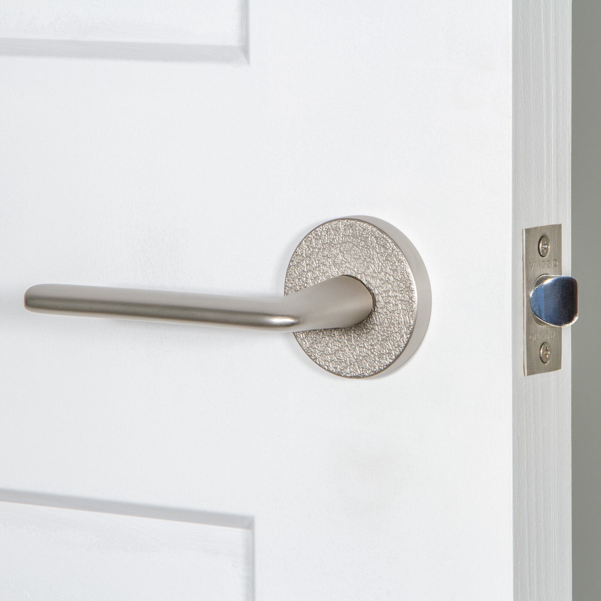 Circolo Leather Rosette with Brezza Lever in Satin Nickel