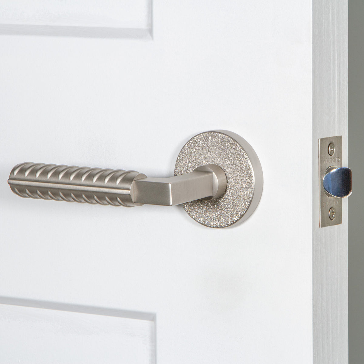 Circolo Leather Rosette with Contempo Rebar Lever in Satin Nickel