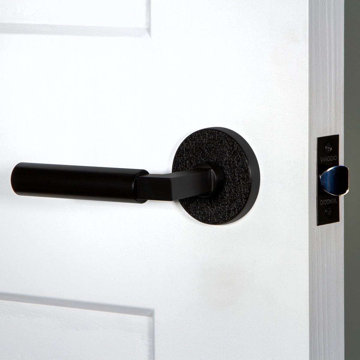 Circolo Leather Rosette with Contempo Lever in Satin Black