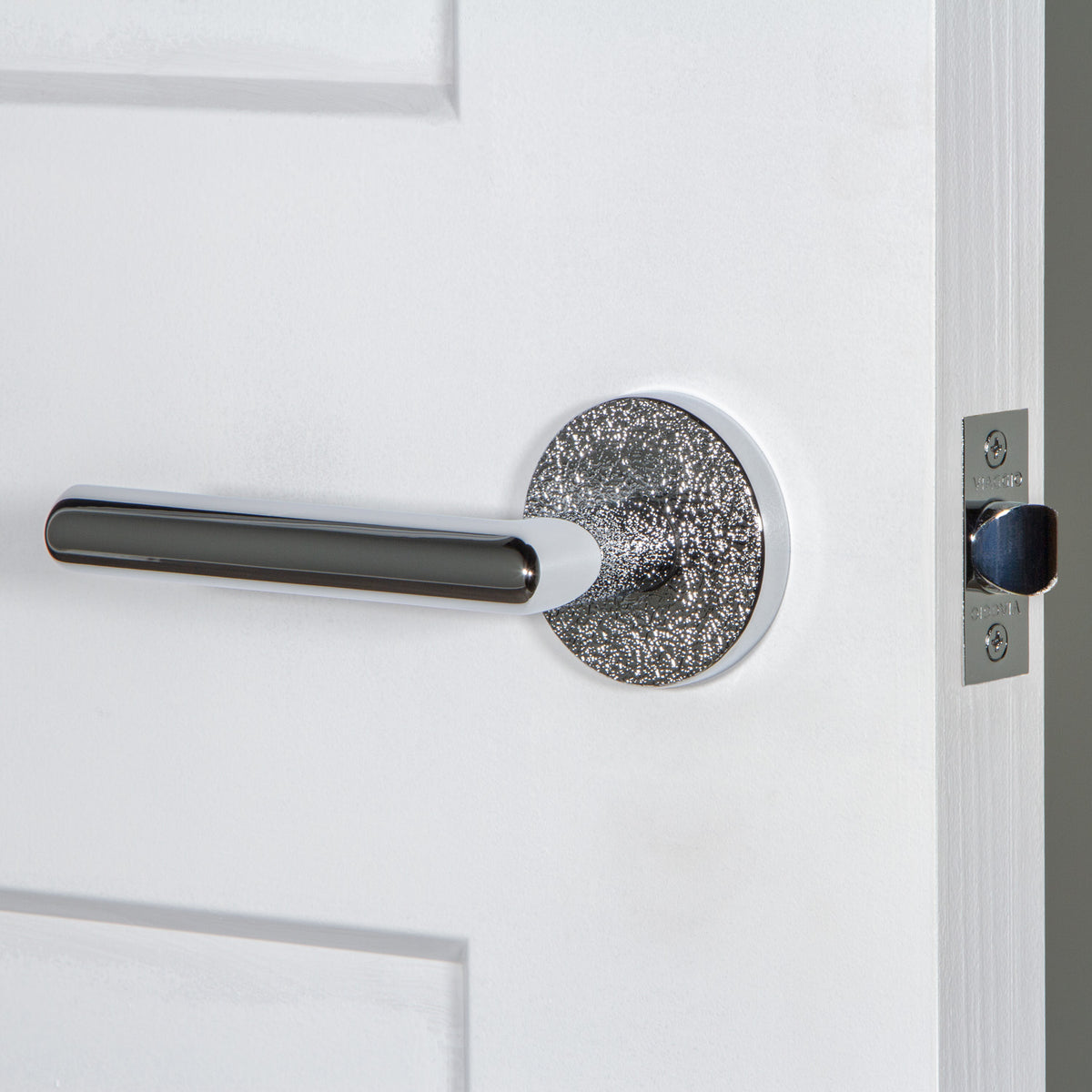 Circolo Leather Rosette with Moderno Lever in Bright Chrome