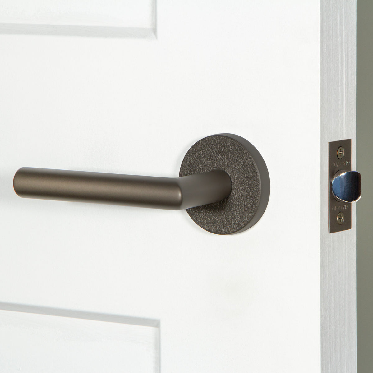 Circolo Leather Rosette with Moderno Lever in Titanium Gray