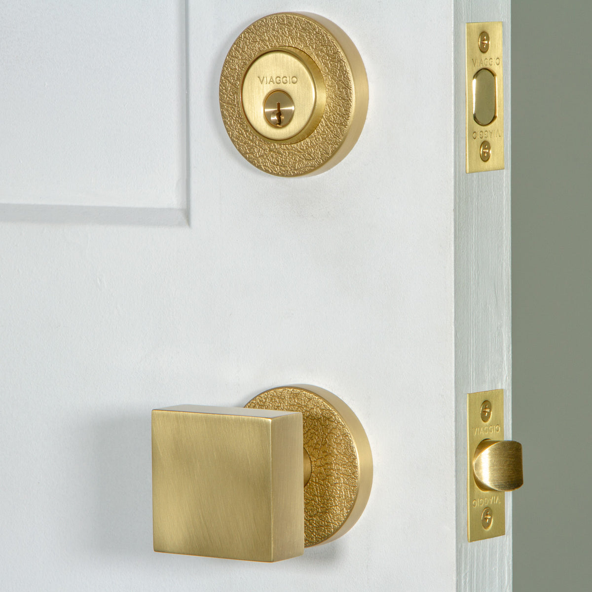 Circolo Leather Rosette Entry Set with Quadrato Knob in Satin Brass