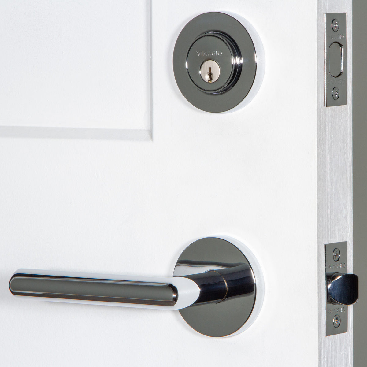 Circolo Rosette Entry Set with Moderno Lever in Bright Chrome