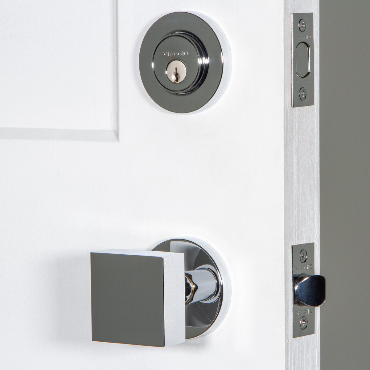 Circolo Rosette Entry Set with Quadrato Knob in Bright Chrome