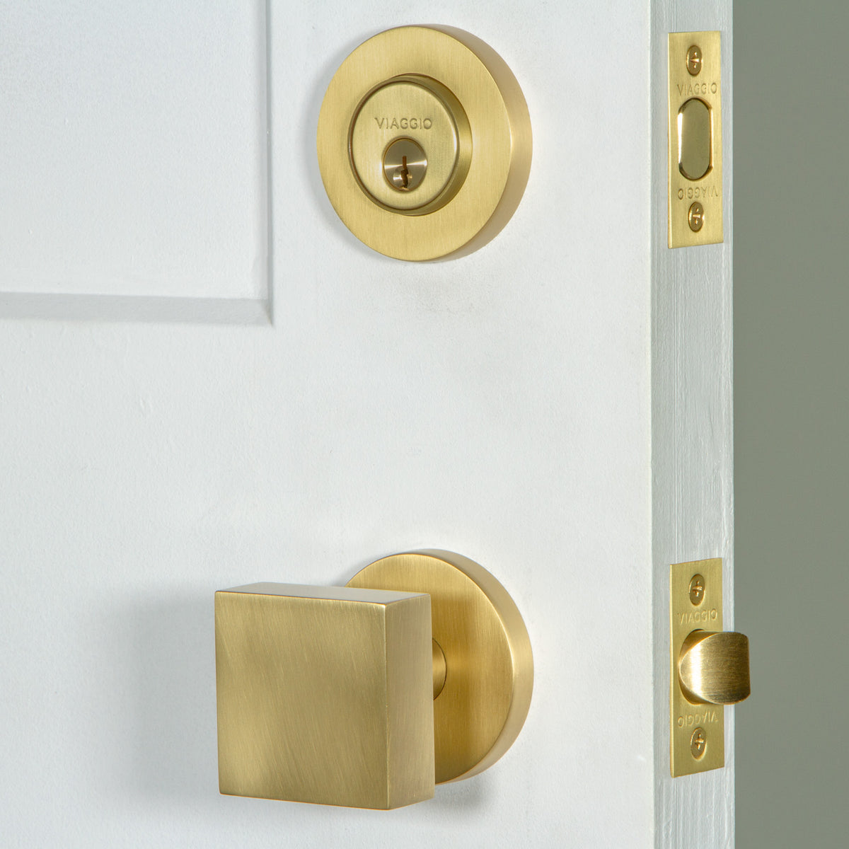 Circolo Rosette Entry Set with Quadrato Knob in Satin Brass