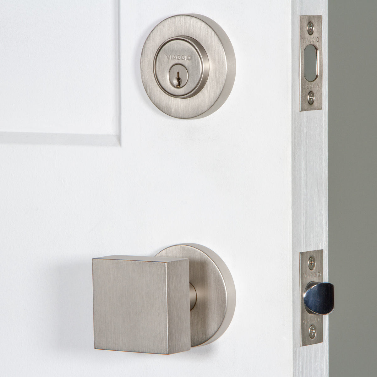 Circolo Rosette Entry Set with Quadrato Knob in Satin Nickel