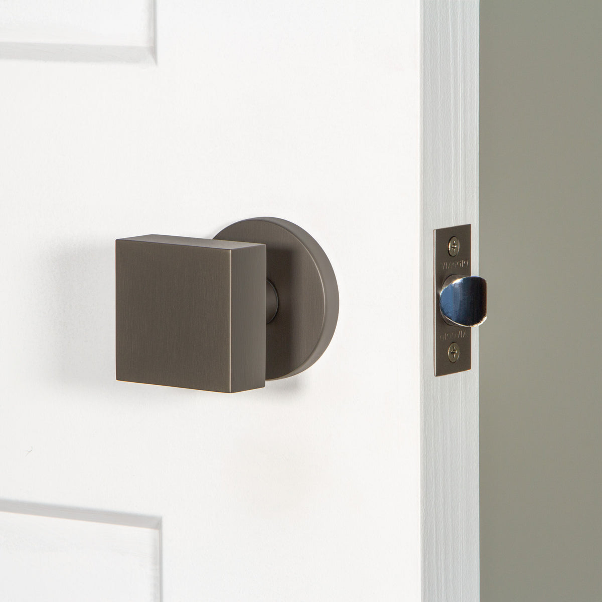 Circolo Rosette with Quadrato Knob in Titanium Gray