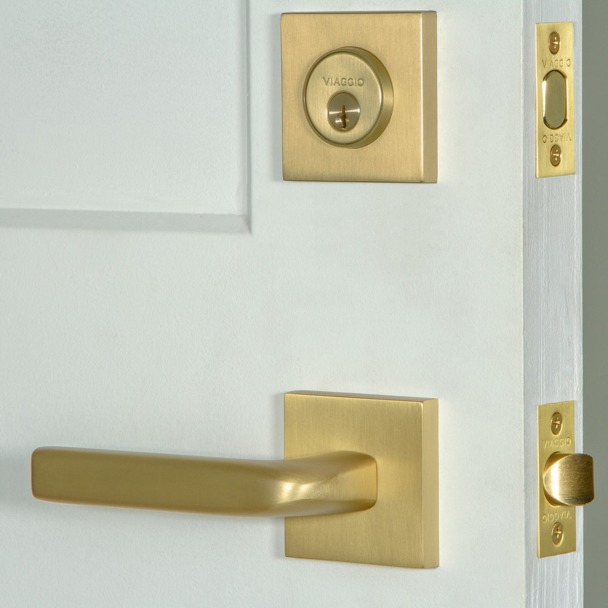 Quadrato Rosette Entry Set with Bella Lever in Satin Brass