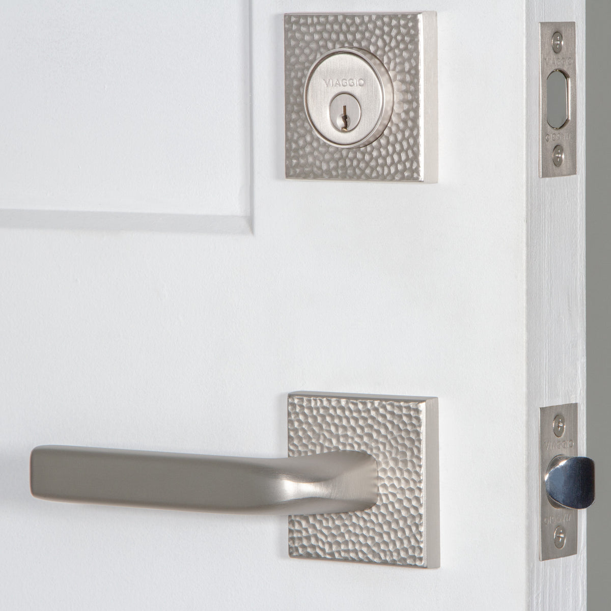 Quadrato Hammered Rosette Entry Set with Bella Lever in Satin Nickel