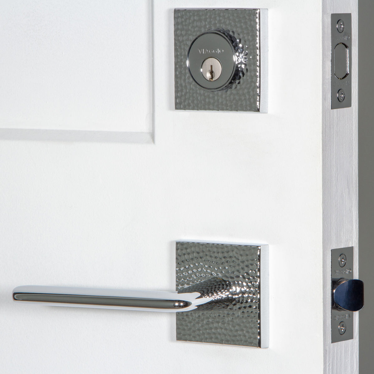 Quadrato Hammered Rosette Entry Set with Brezza Lever in Bright Chrome