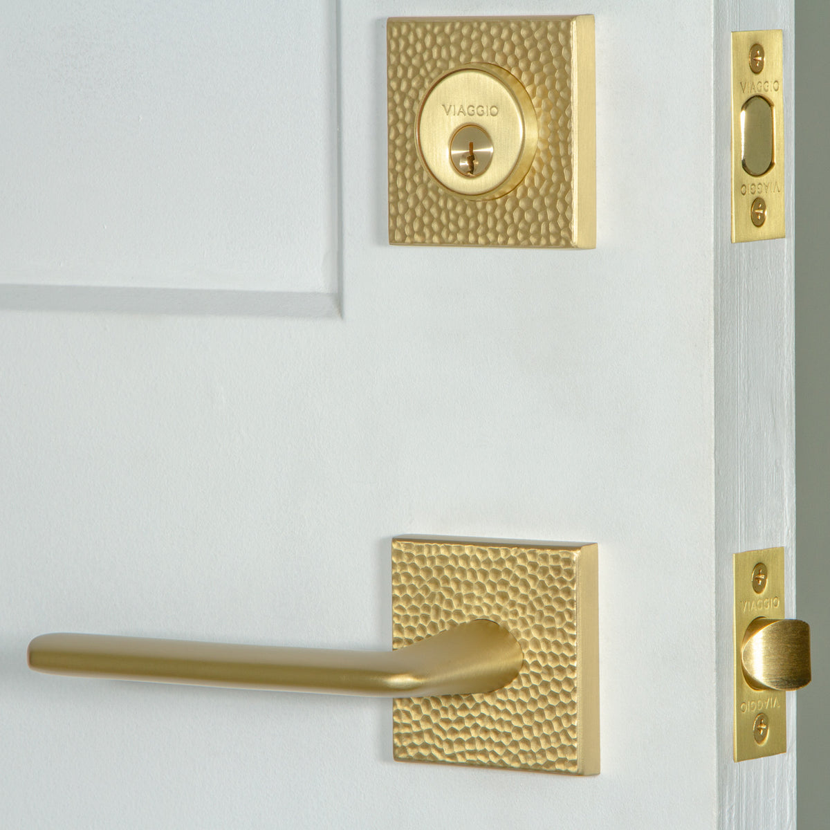 Quadrato Hammered Rosette Entry Set with Brezza Lever in Satin Brass