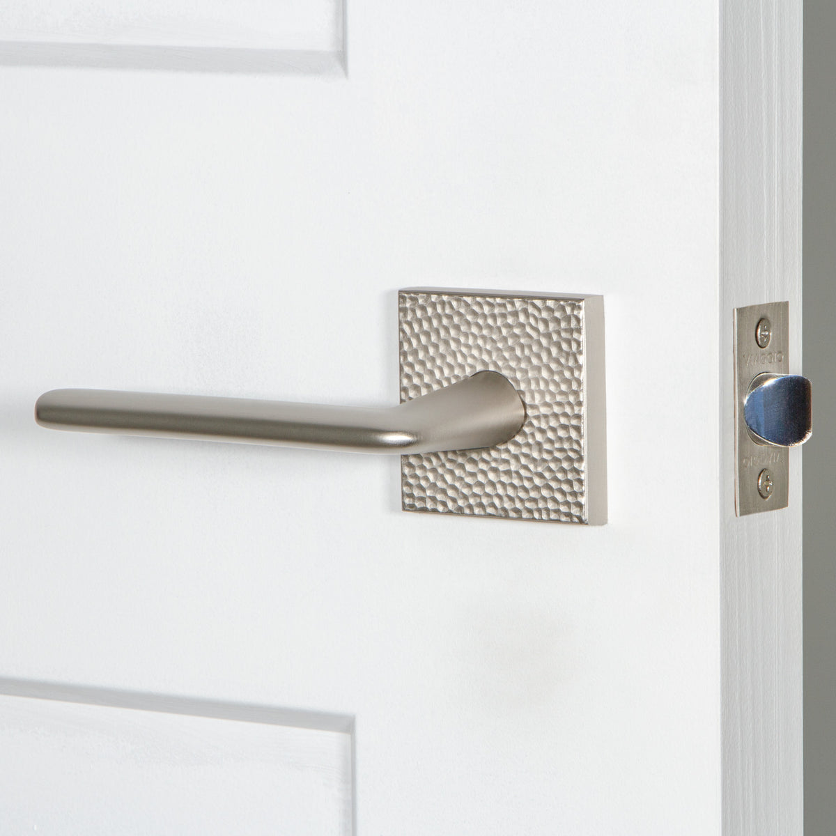 Quadrato Hammered Rosette with Brezza Lever in Satin Nickel