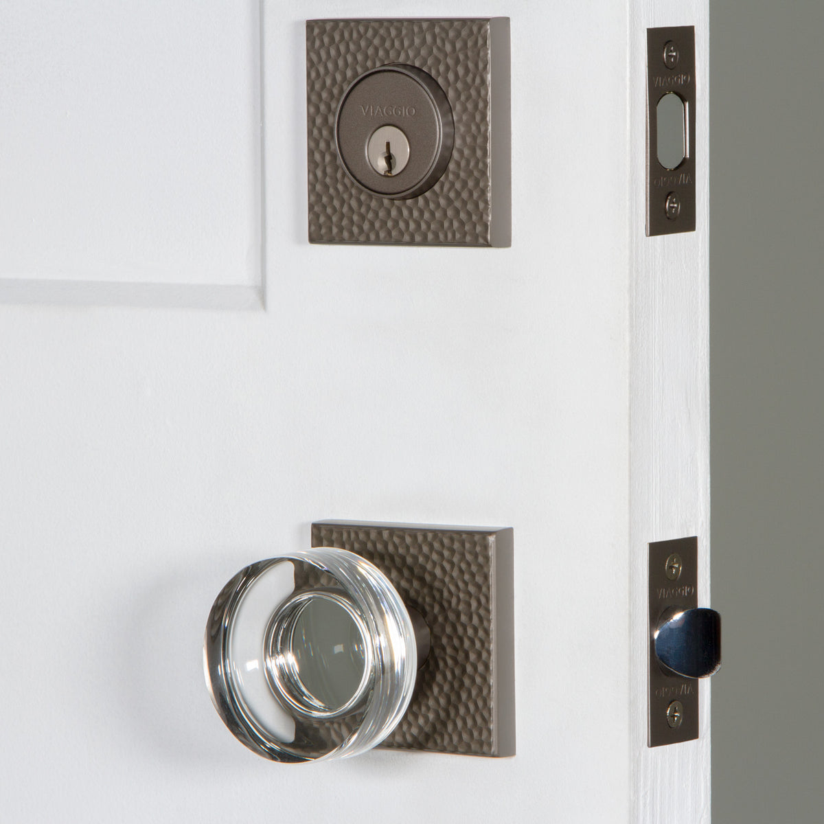 Quadrato Hammered Rosette Entry Set with Circolo Crystal Knob in Titanium Gray