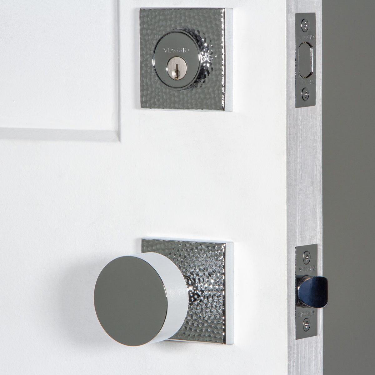 Quadrato Hammered Rosette Entry Set with Circolo Knob in Bright Chrome