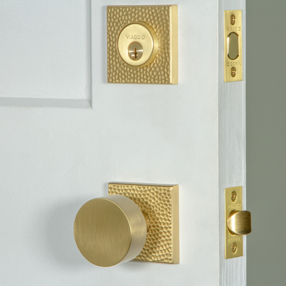 Quadrato Hammered Rosette Entry Set with Circolo Knob in Satin Brass