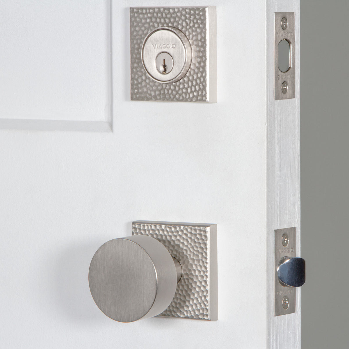 Quadrato Hammered Rosette Entry Set with Circolo Knob in Satin Nickel