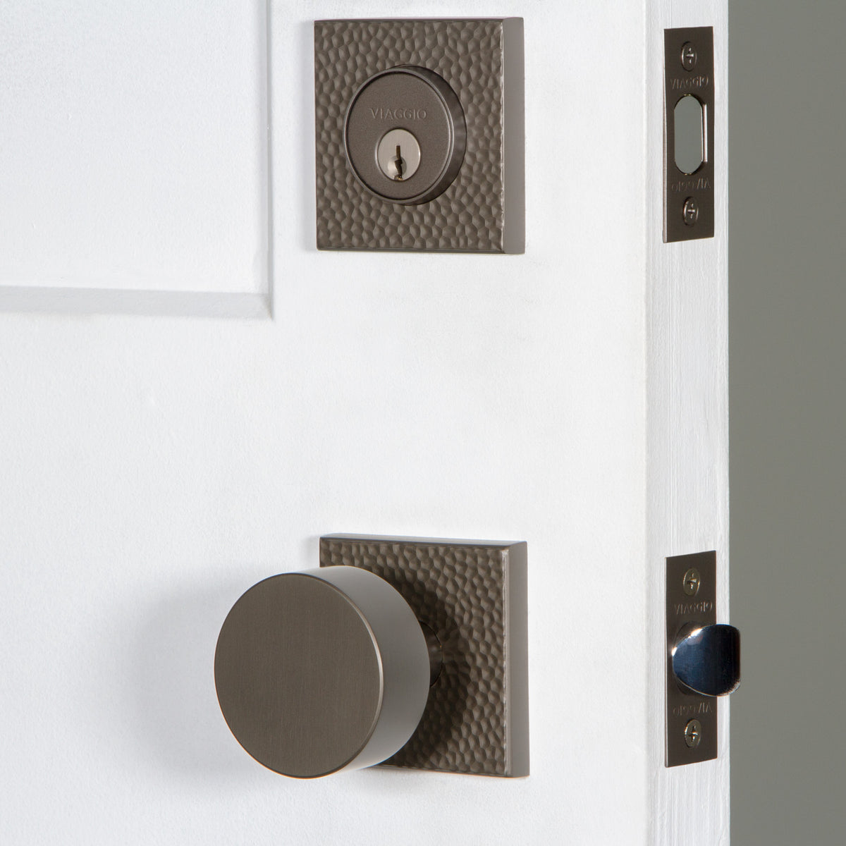 Quadrato Hammered Rosette Entry Set with Circolo Knob in Titanium Gray