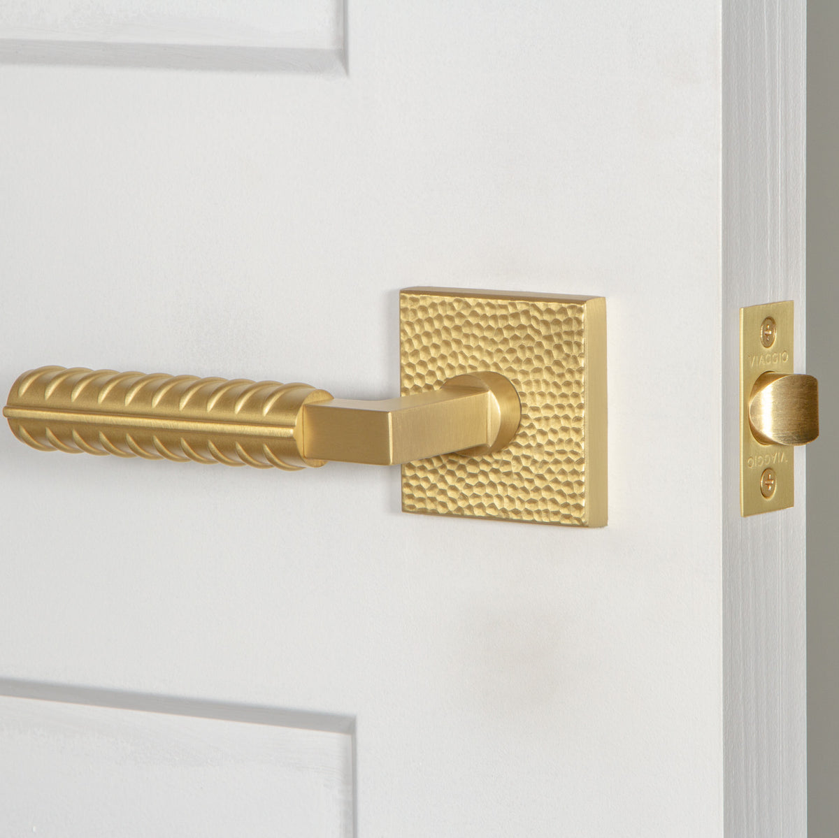 Quadrato Hammered Rosette with Contempo Rebar Lever in Satin Brass