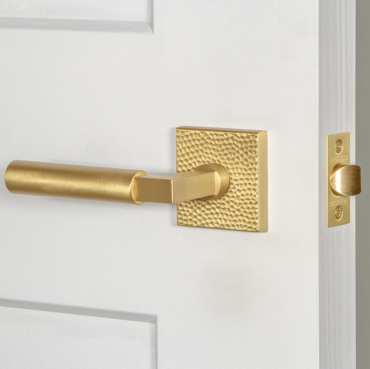 Quadrato Hammered Rosette with Contempo Lever in Satin Brass