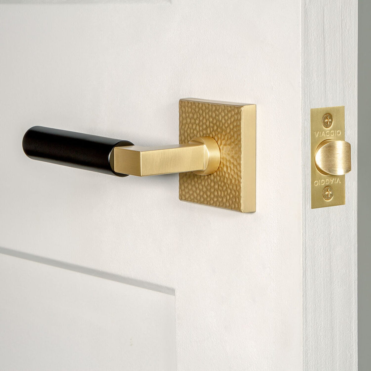 Quadrato Hammered Rosette in Satin Brass with Satin Black Contempo Smooth Lever