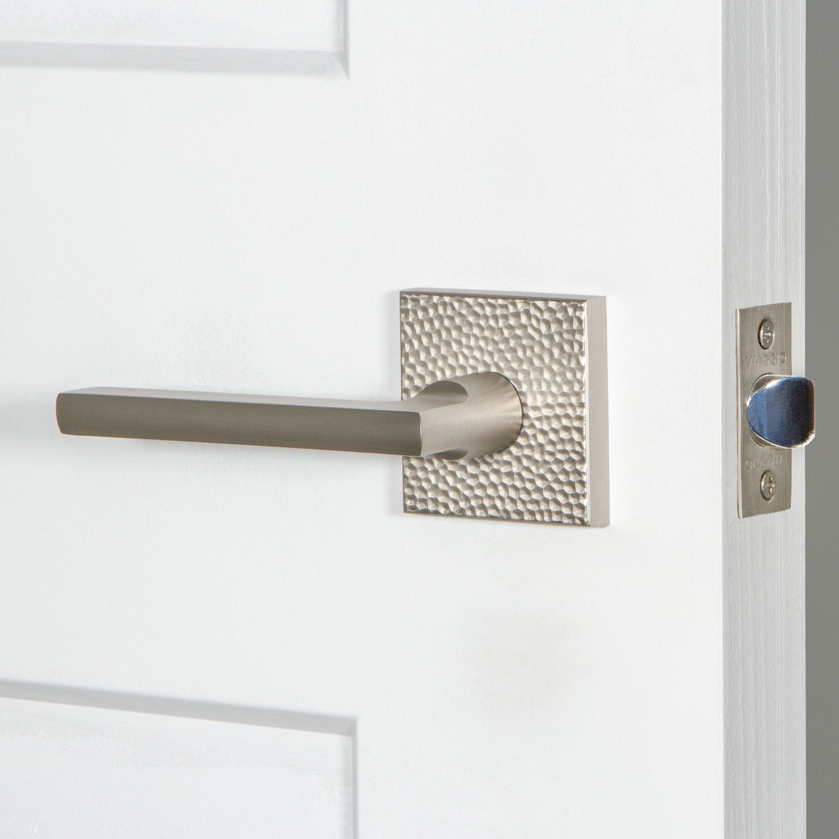 Quadrato Hammered Rosette with Milano Lever in Satin Nickel