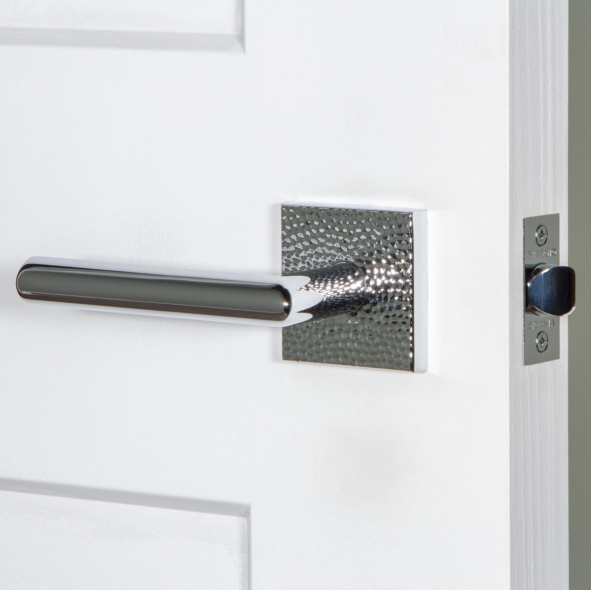 Quadrato Hammered Rosette with Moderno Lever in Bright Chrome