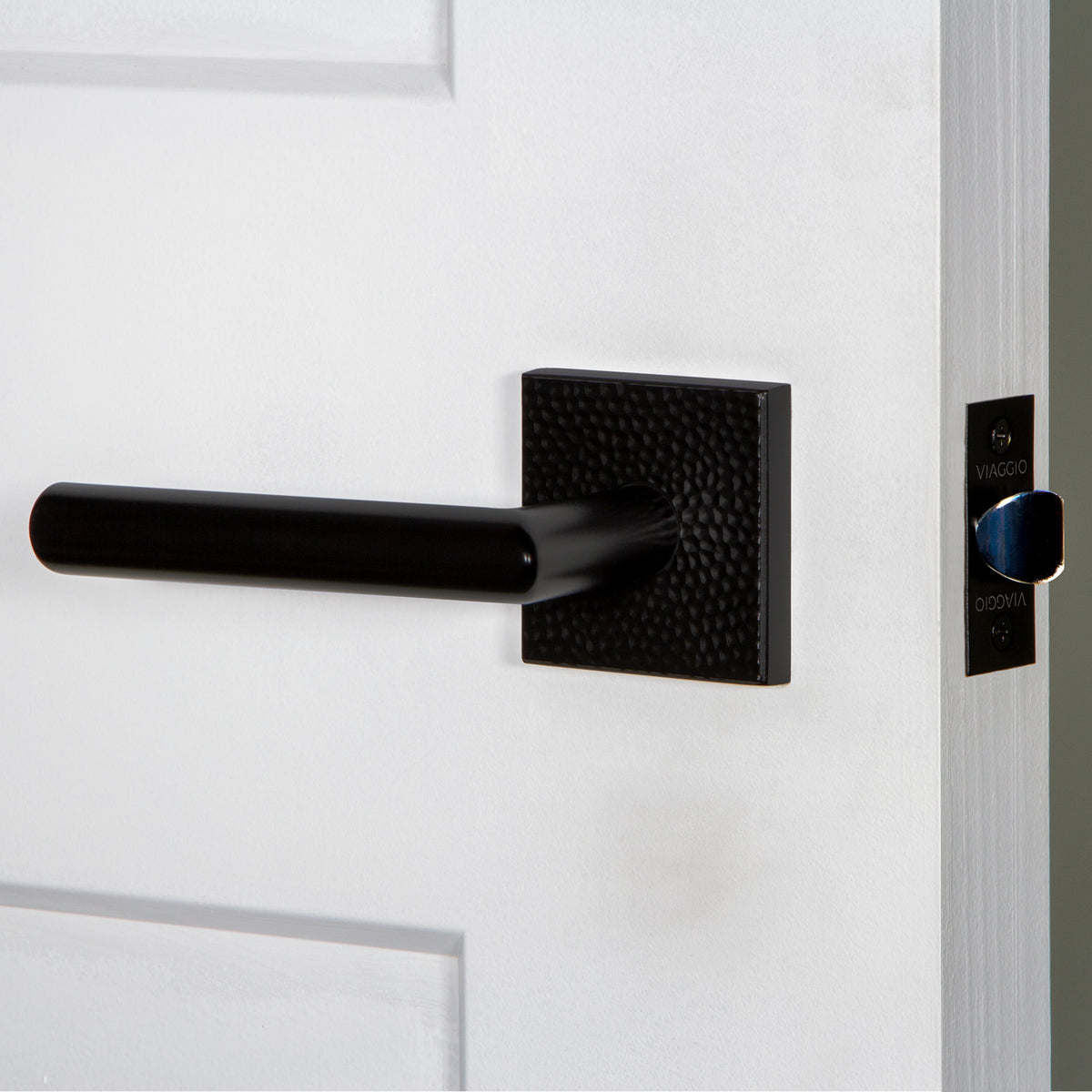 Quadrato Hammered Rosette with Moderno Lever in Satin Black