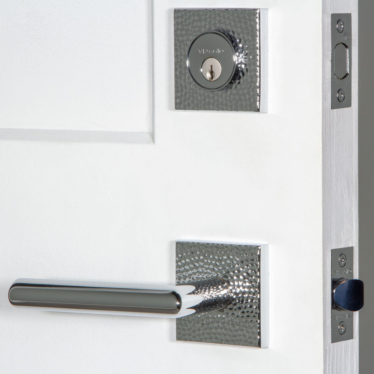 Quadrato Hammered Rosette Entry Set with Moderno Lever in Bright Chrome