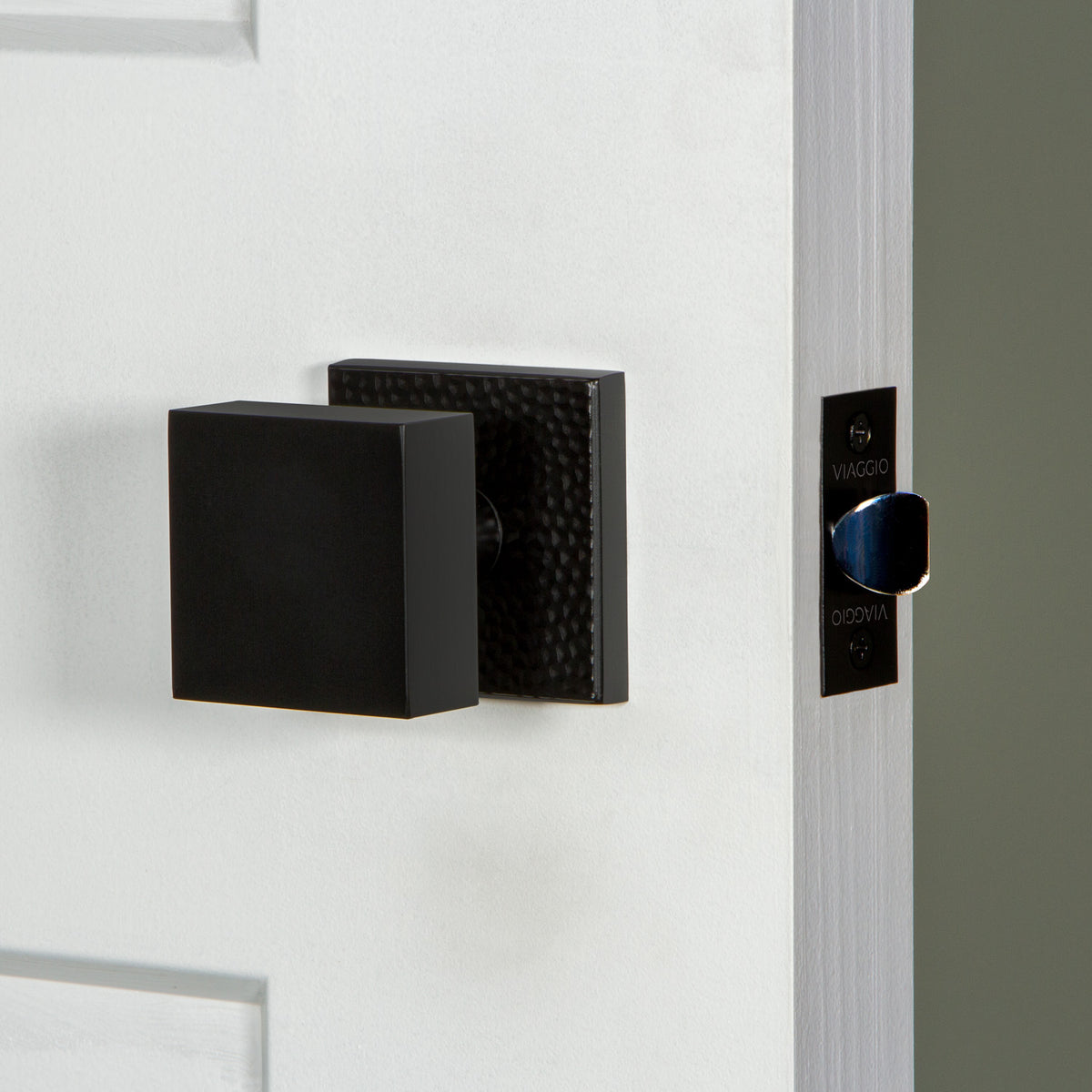 Quadrato Hammered Rosette with Quadrato Knob in Satin Black