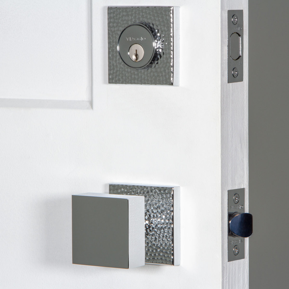 Quadrato Hammered Rosette Entry Set with Quadrato Knob in Bright Chrome