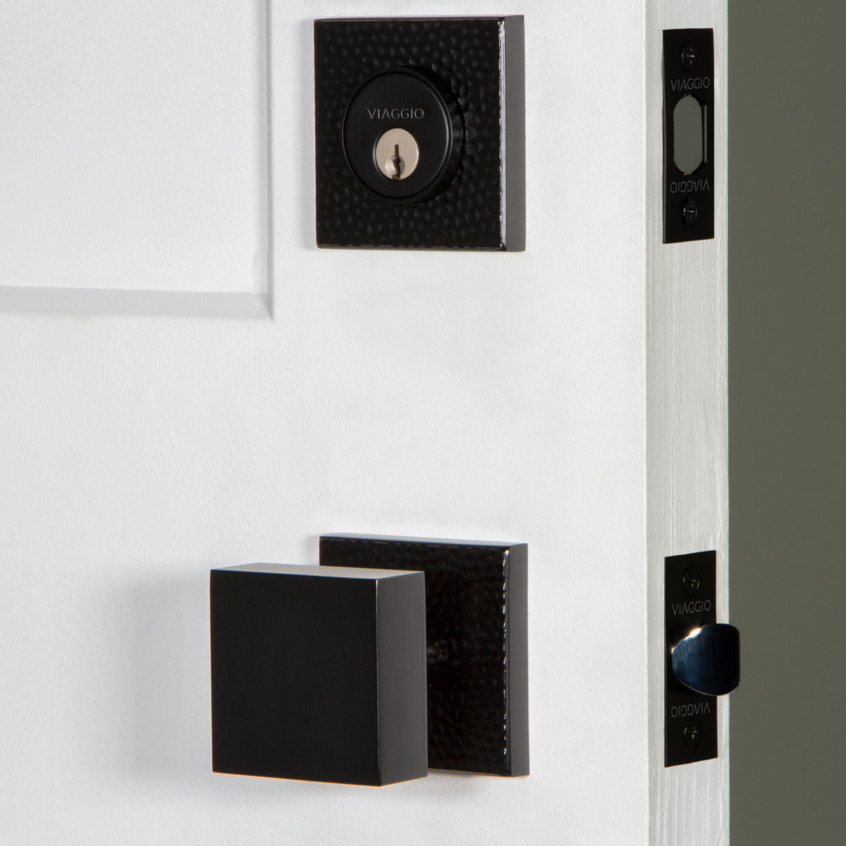 Quadrato Hammered Rosette Entry Set with Quadrato Knob in Satin Black