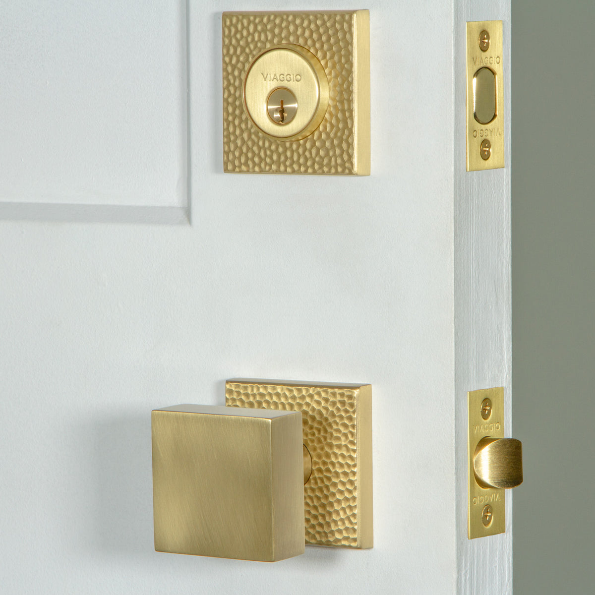 Quadrato Hammered Rosette Entry Set with Quadrato Knob in Satin Brass