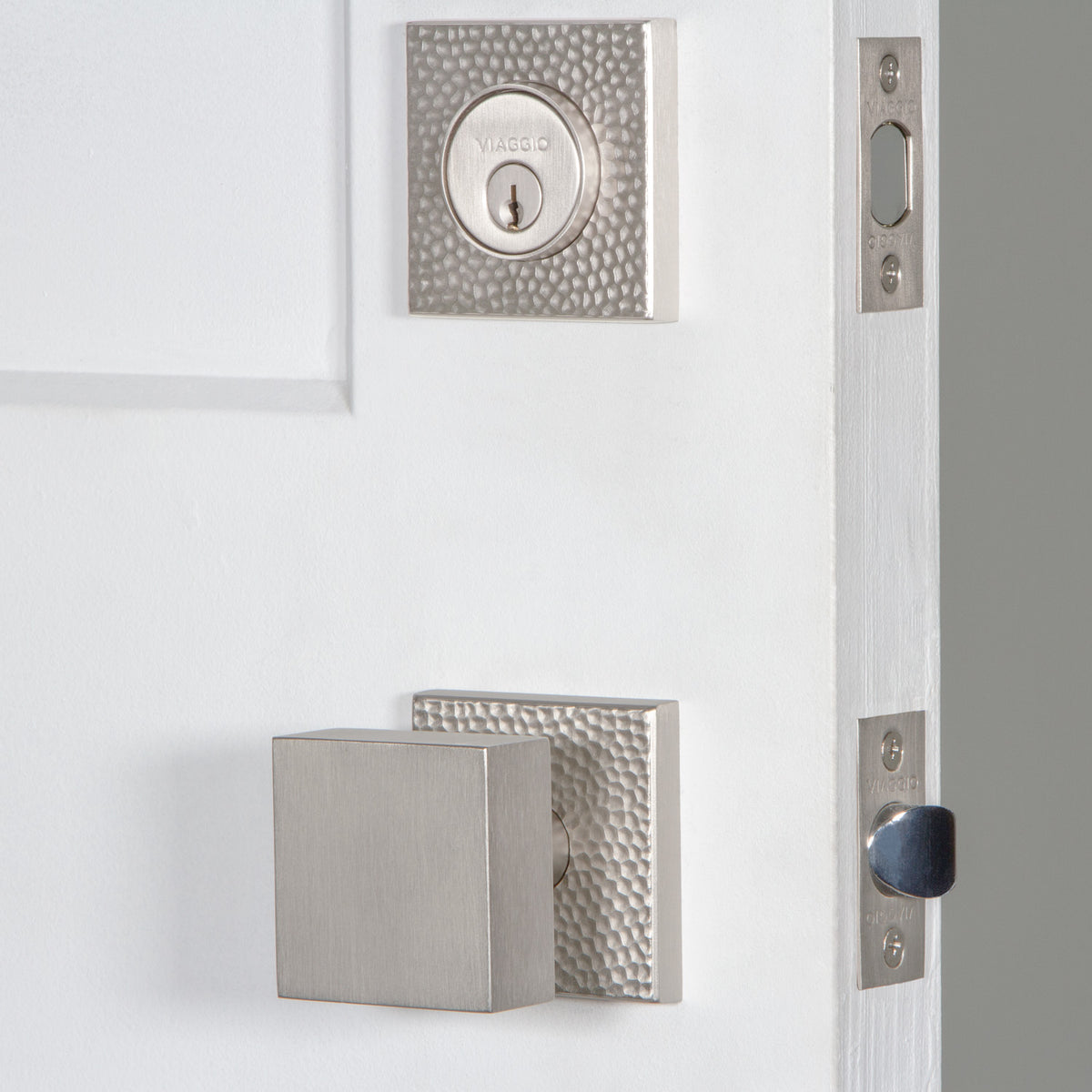 Quadrato Hammered Rosette Entry Set with Quadrato Knob in Satin Nickel