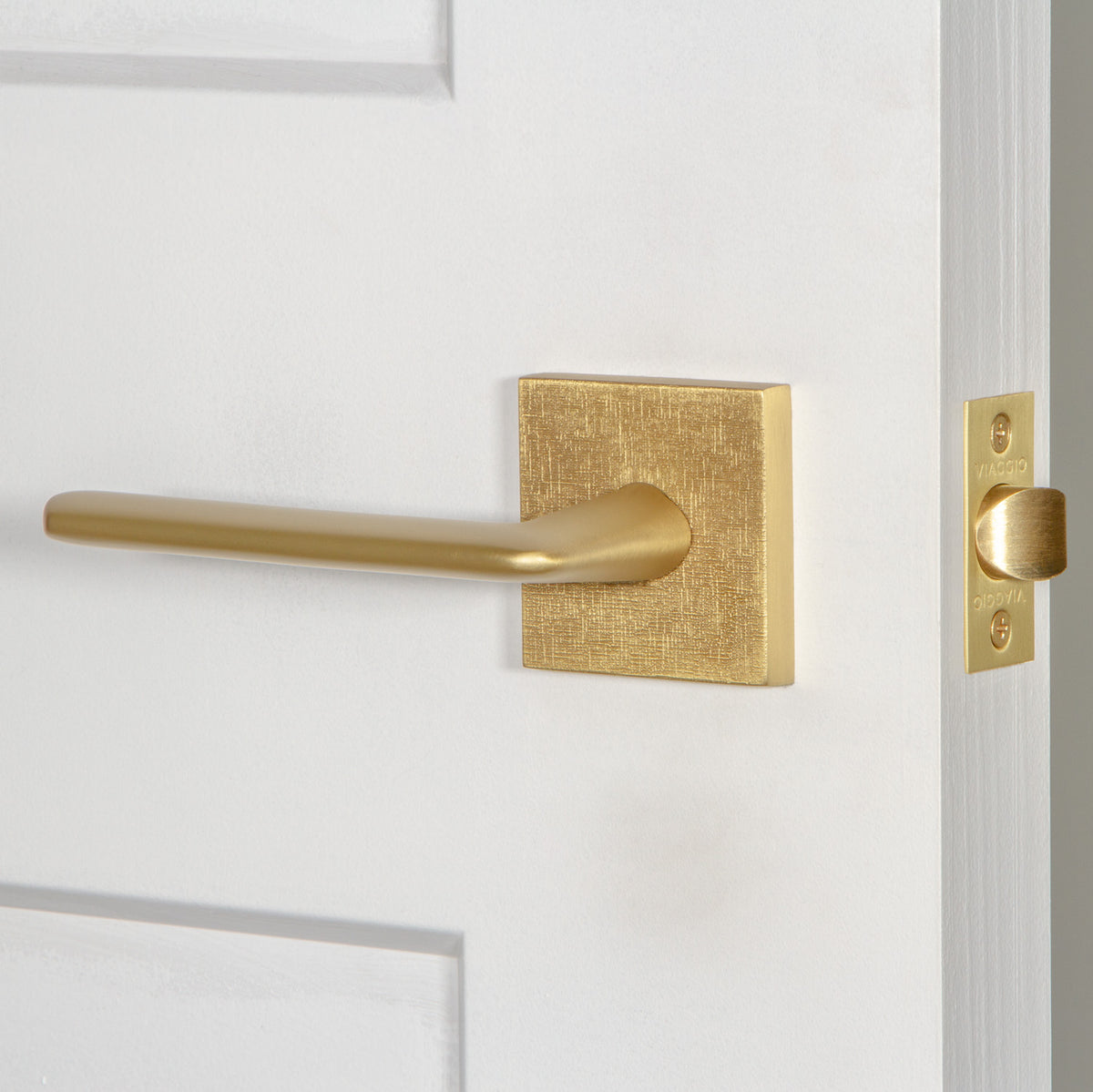 Quadrato Linen Rosette with Brezza Lever in Satin Brass