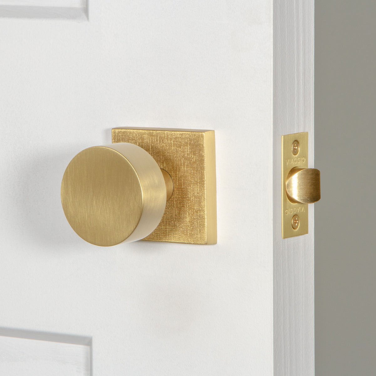 Quadrato Linen Rosette with Circolo Knob in Satin Brass